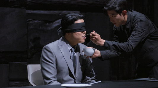 Image Guerra de cucharas blancas contra negras 5